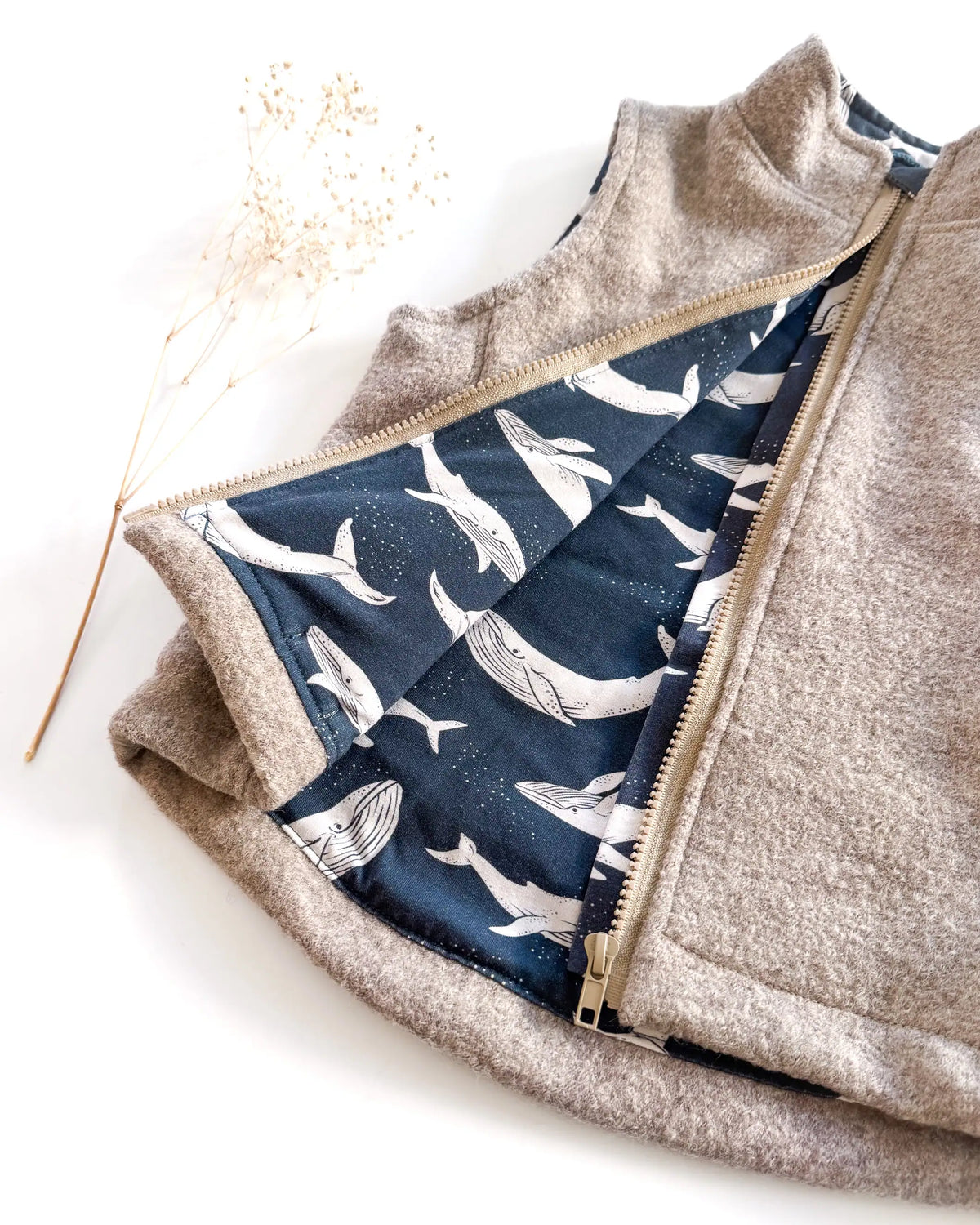 Detailaufnahme von gefütterter Walkweste mit Reißverschluss und Kapuze, handgemachte Baby und Kinderkleidung aus Wollwalk