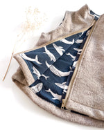 Detailaufnahme von gefütterter Walkweste mit Reißverschluss und Kapuze, handgemachte Baby und Kinderkleidung aus Wollwalk