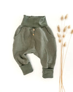 wunderbar weiche und qualitativ sehr hochwertige Leinenkleidung für dein Kind und Baby. Die Knickerbocker aus Leinen, Bio T-Shirt und Beanie sind ideal für Frühling, Sommer und Herbst geeignet und wachsen lange mit. Nebenbei sind sie super bequem und ein echtes Lieblingsstück im Kinder Kleiderschrank!