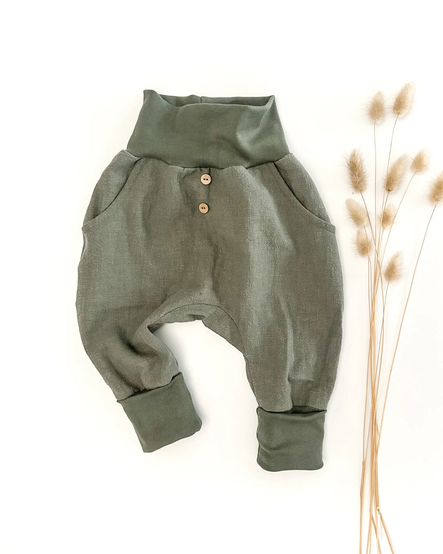 wunderbar weiche und qualitativ sehr hochwertige Leinenkleidung für dein Kind und Baby. Die Knickerbocker aus Leinen, Bio T-Shirt und Beanie sind ideal für Frühling, Sommer und Herbst geeignet und wachsen lange mit. Nebenbei sind sie super bequem und ein echtes Lieblingsstück im Kinder Kleiderschrank!