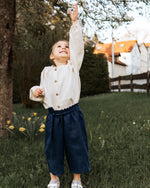 luftiges Sommeroutfit für Kinder aus Leinen, mitwachsende Mädchen Culotte und schicke Kinderbluse mit Knöpfen, nachhaltig und fair