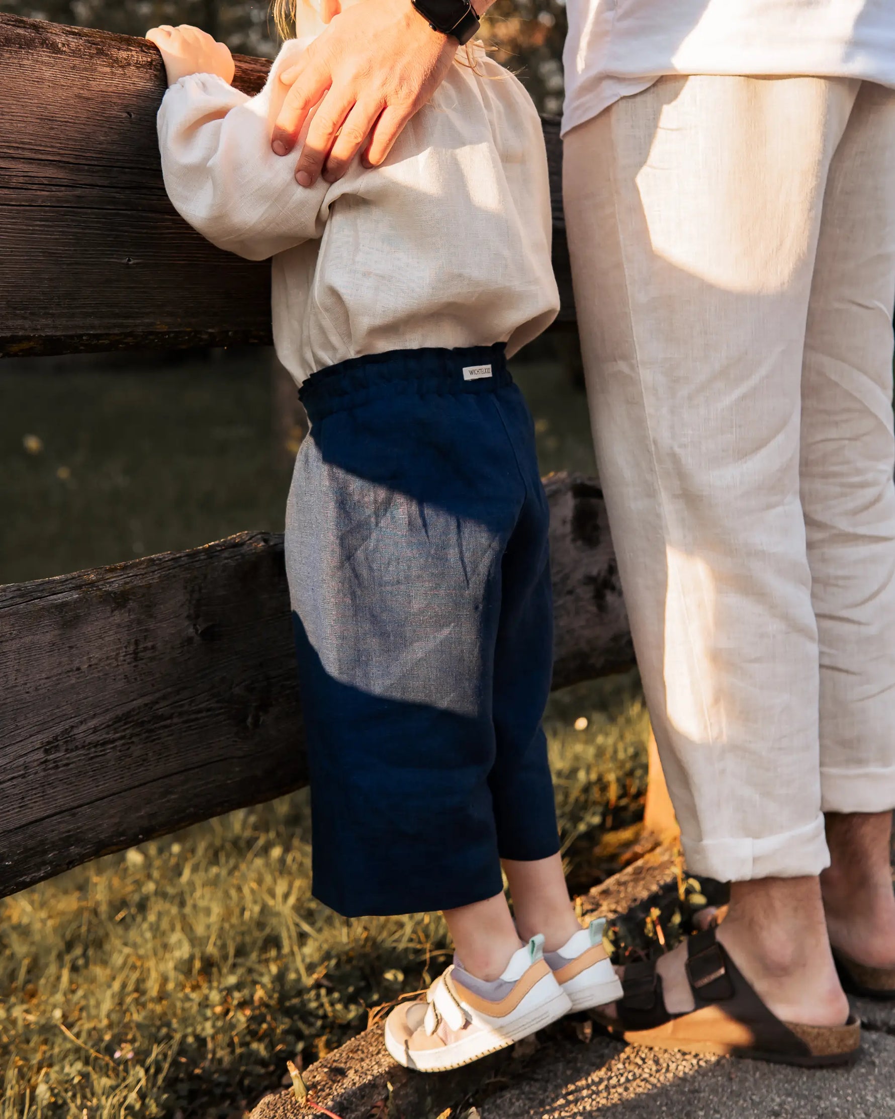 Papa-Tochter Outfit für festliche Anlässe wie Hochzeit, Geburtstag, Feiern. leichte Leinenkleidung und individuelle Leinenhosen als Familien Outfit 