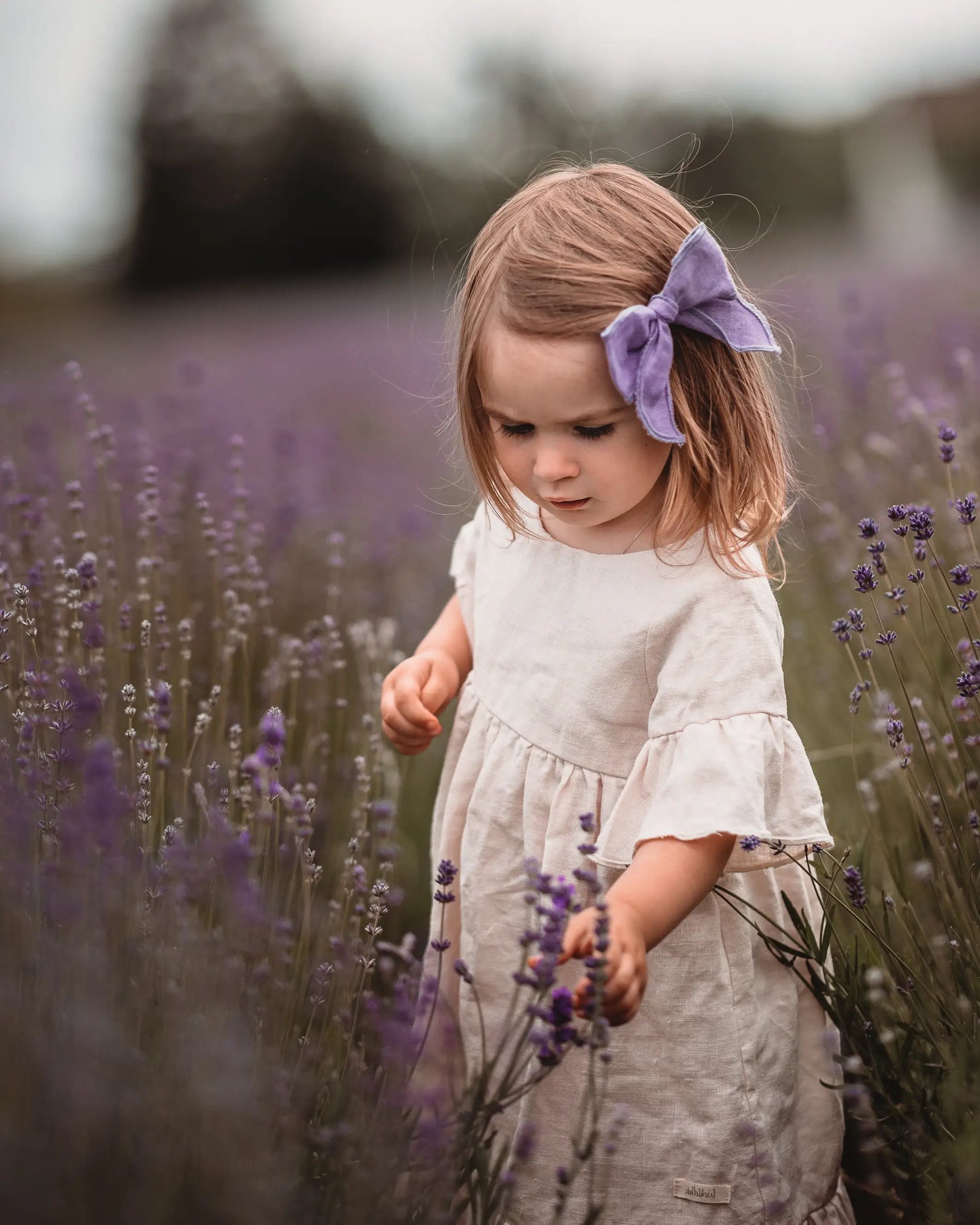Leinen Haarschleife Kinder, zart und verspielt, perfekt für Hochzeit, Taufe und besondere Anlässe. Kinder Haarspange mit Schleife aus Leinen für Kinder, leichtes und weiches Accessoire für Babys und Mädchen. Fair und nachhaltig made in Germany