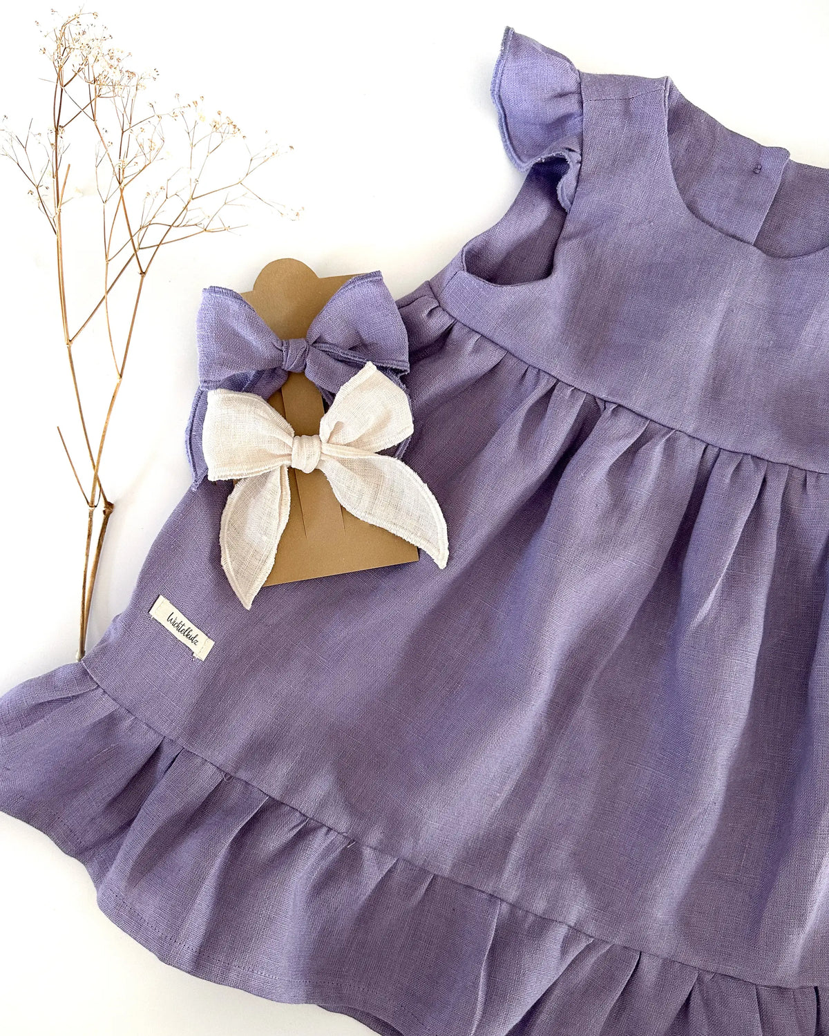 Stufenkleid / Leinenkleid für den Sommer. Individuell angefertigtes Kleid mit Rüschen, ideal für festliche Anlässe wie eine Taufe, Geburtstag, Hochzeit, als Kleid für ein Blumenmädchen oder die Einschulung. Mit passender Haarschleife aus Leinen kombinierbar
