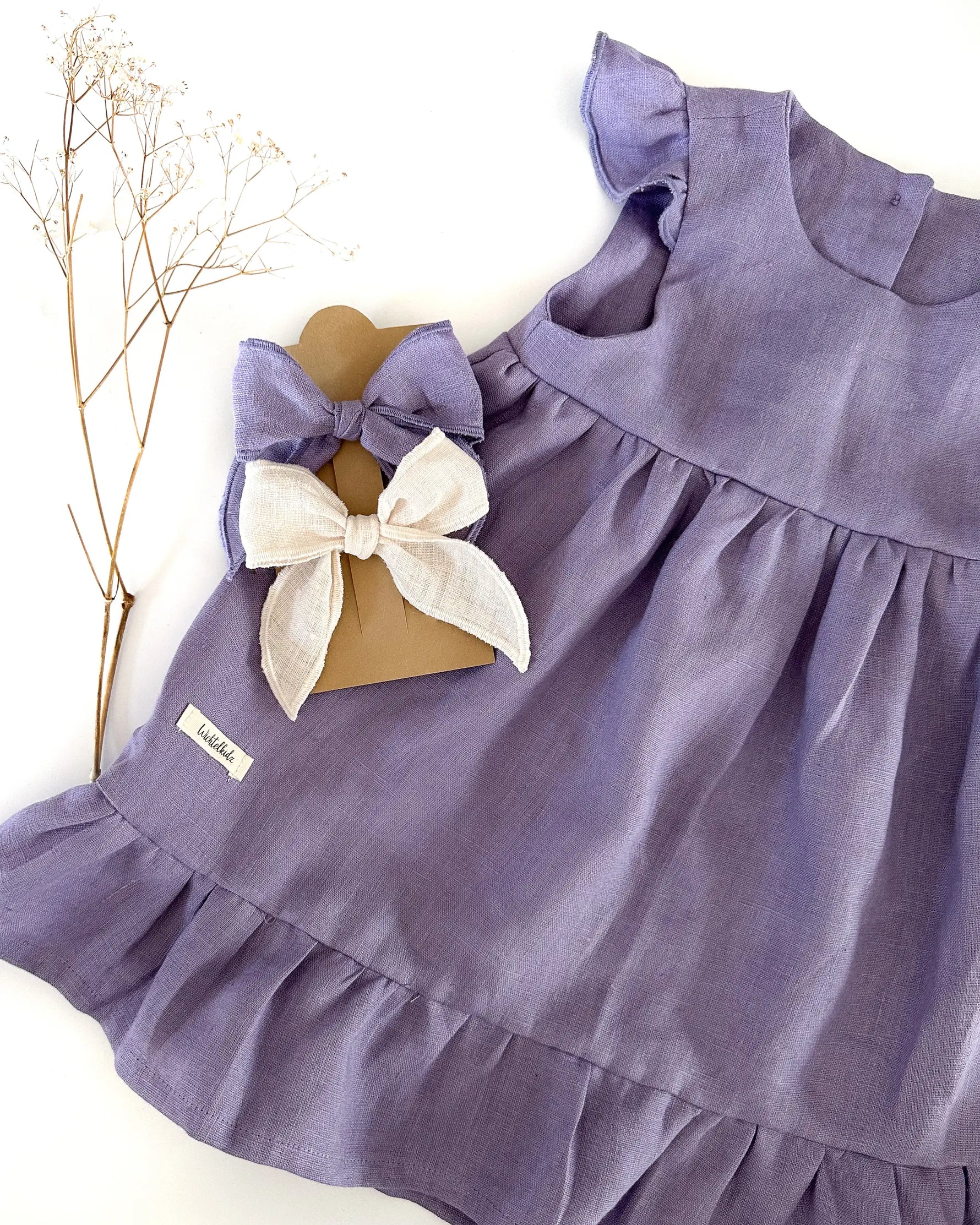 Stufenkleid / Leinenkleid für den Sommer. Individuell angefertigtes Kleid mit Rüschen, ideal für festliche Anlässe wie eine Taufe, Geburtstag, Hochzeit, als Kleid für ein Blumenmädchen oder die Einschulung. Mit passender Haarschleife aus Leinen kombinierbar