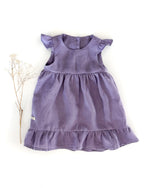 gerüschtes Leinenkleid für Mädchen schlicht, nachhaltig und bequem, ideal für Alltag, Hochzeit und Fotoshooting.
Das perfekte Blumenmädchen Kleid schlicht aus Leinen, elegantes Kinderkleid für Hochzeit, mit Rüschen und zeitlos.