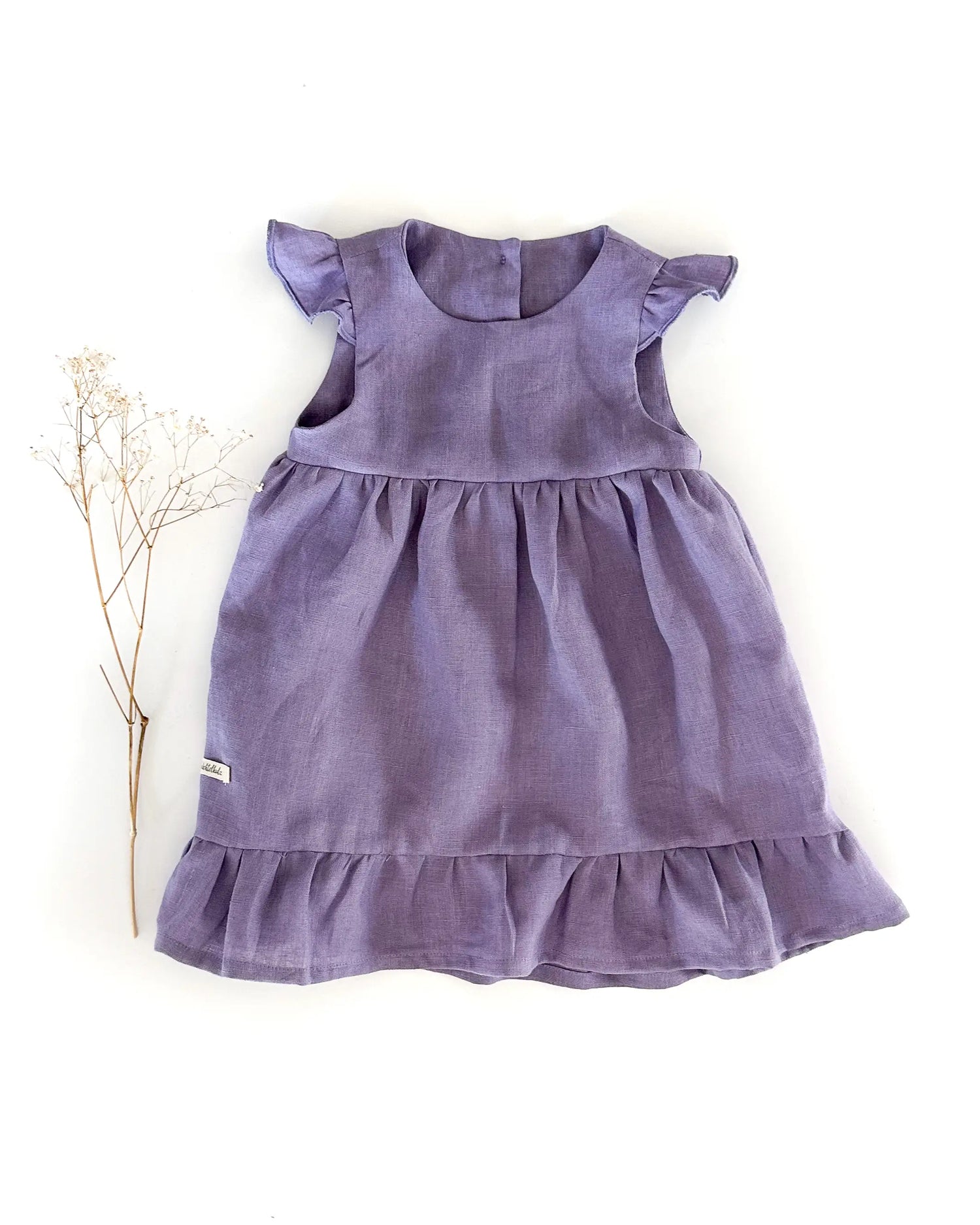 gerüschtes Leinenkleid für Mädchen schlicht, nachhaltig und bequem, ideal für Alltag, Hochzeit und Fotoshooting.
Das perfekte Blumenmädchen Kleid schlicht aus Leinen, elegantes Kinderkleid für Hochzeit, mit Rüschen und zeitlos.