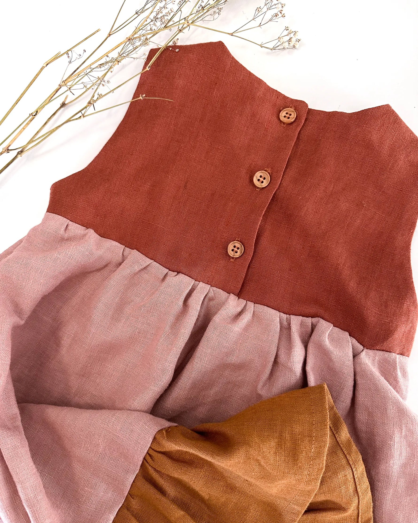 Colorblock Blumenmädchen Kleid bunt aus Leinen, gestuftes Festkleid für Kinder, verspielt und leicht für Hochzeiten und Feiern.