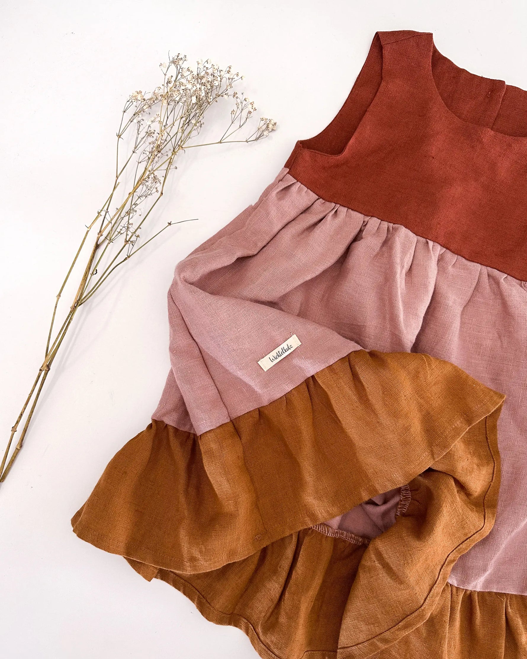 Kinder Kleid Leinen mit Rüschen, leicht und atmungsaktiv, perfekt für warme Tage und besondere Anlässe. Das perfekte Kleid für Mädchen - schlicht, nachhaltig und bequem, ideal für Alltag, Hochzeit und Fotoshooting.