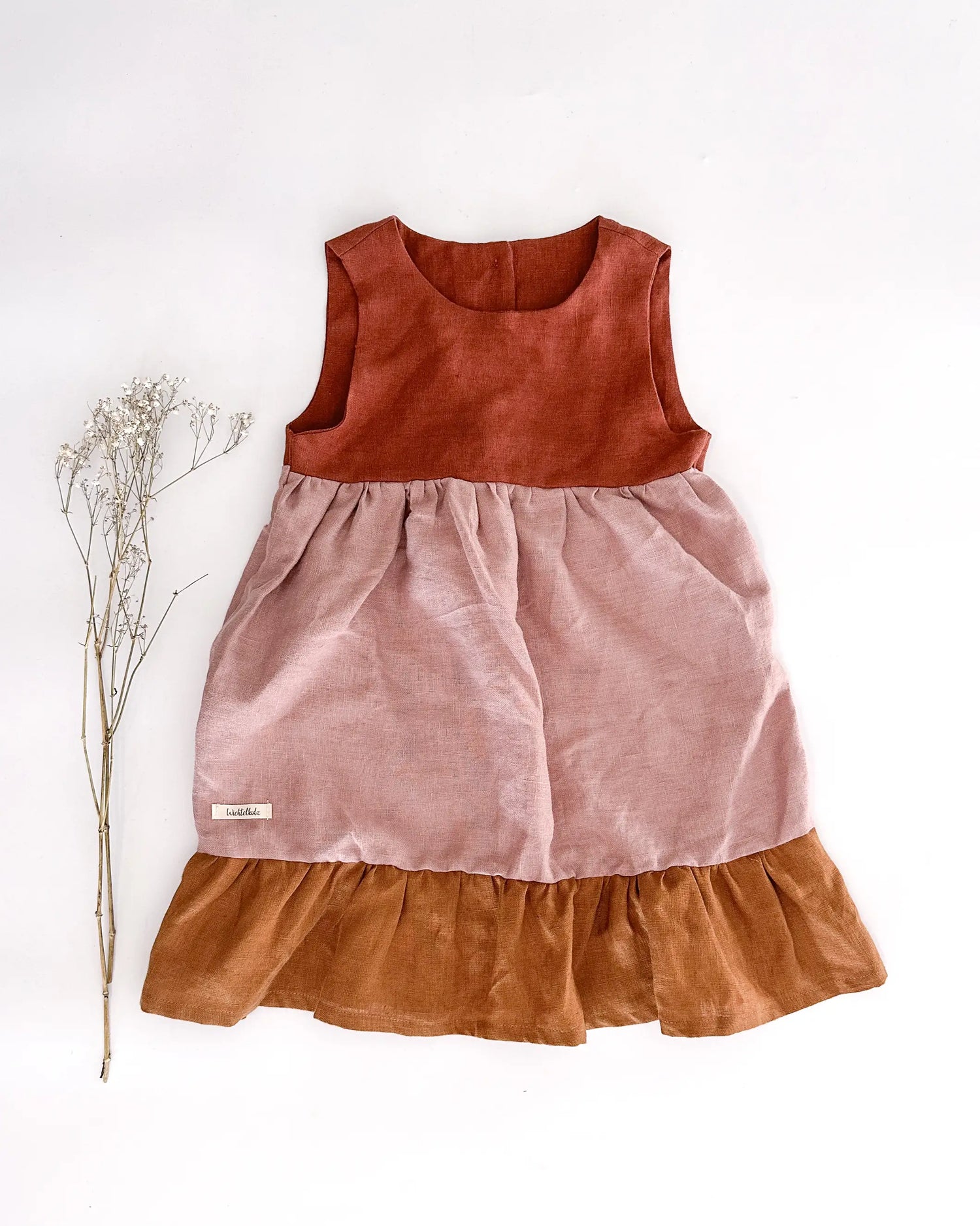 Wichtelkidz baby und Kinder Kleid aus 100% weichem Leinen. Leichtes und luftiges Leinenkleid für den Sommer. Unser individuell angefertigtes Kleid mit Rüschen ist ideal für festliche Anlässe wie eine Taufe, Geburtstag, Hochzeit, als Kleid für ein Blumenmädchen oder die Einschulung. 