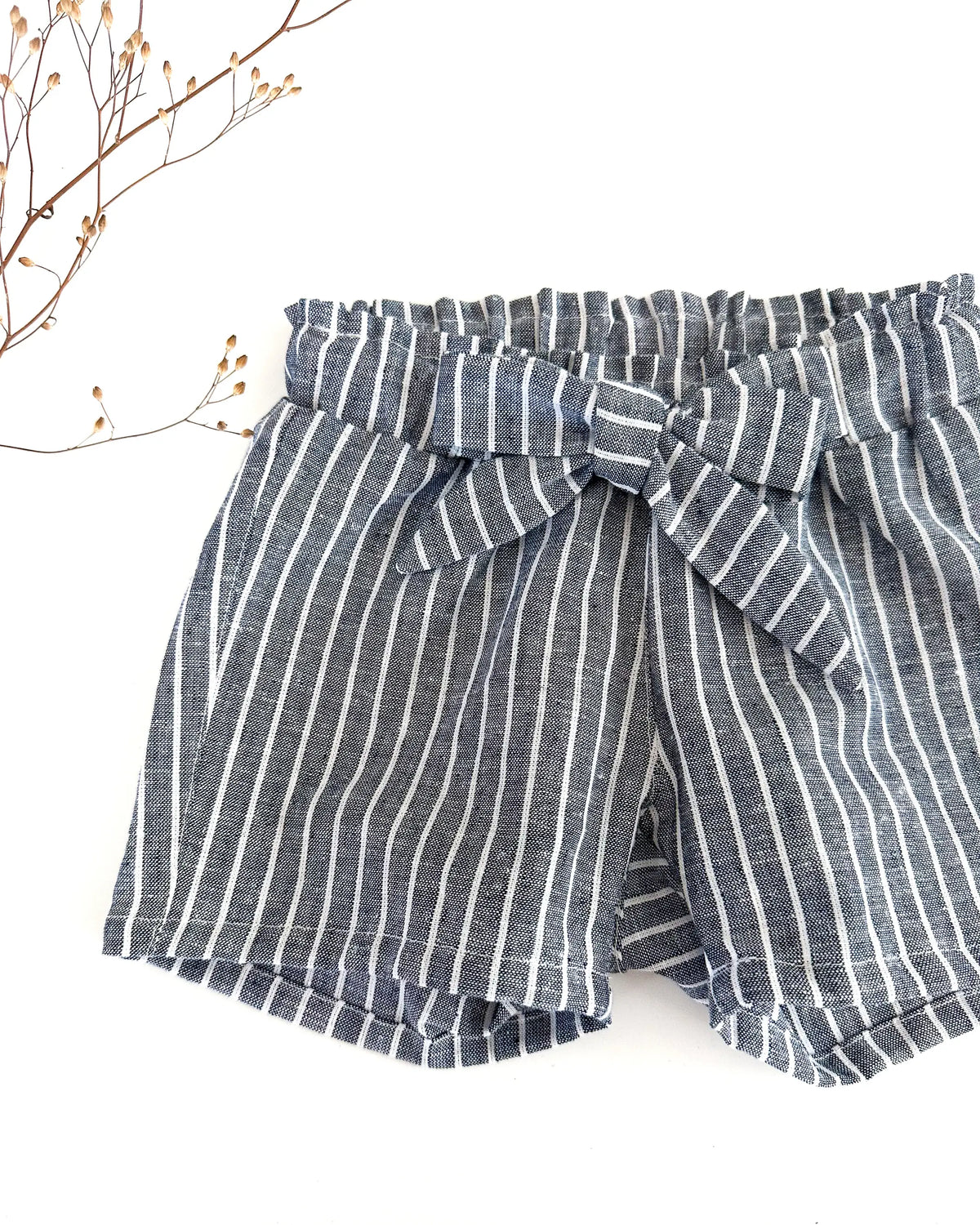 Paperbag Shorts fuer Mädchen und babys aus hochwertigem und weichem 100% gewaschenem Leinen. Kurze Hose für Mädchen mit süßer Schleife zum Binden. Nachhaltig, Fair, atmungsaktiv, Antibakteriell und  bequem. Perfekt fuer heiße Sommertage.