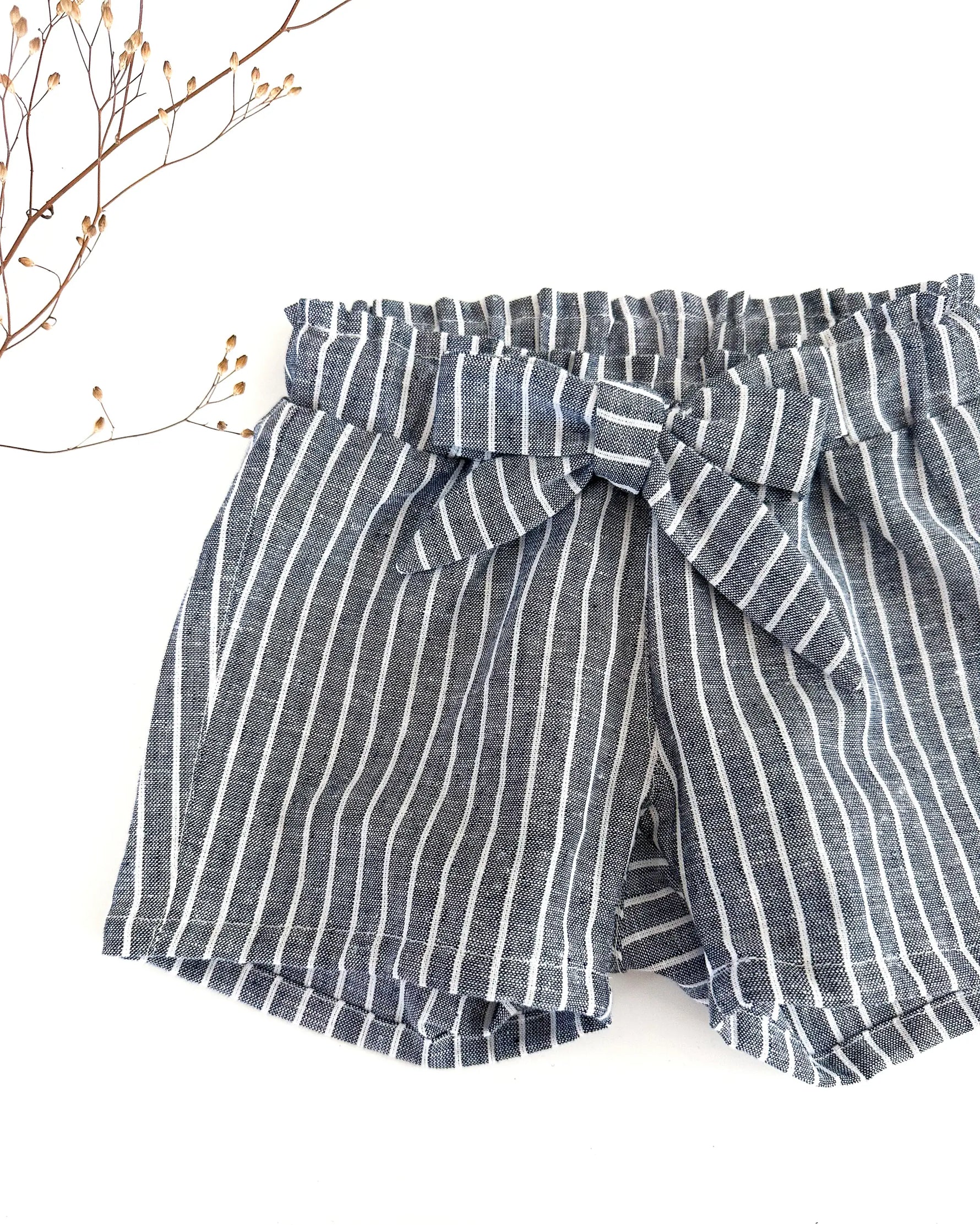 Paperbag Shorts fuer Mädchen und babys aus hochwertigem und weichem 100% gewaschenem Leinen. Kurze Hose für Mädchen mit süßer Schleife zum Binden. Nachhaltig, Fair, atmungsaktiv, Antibakteriell und  bequem. Perfekt fuer heiße Sommertage.