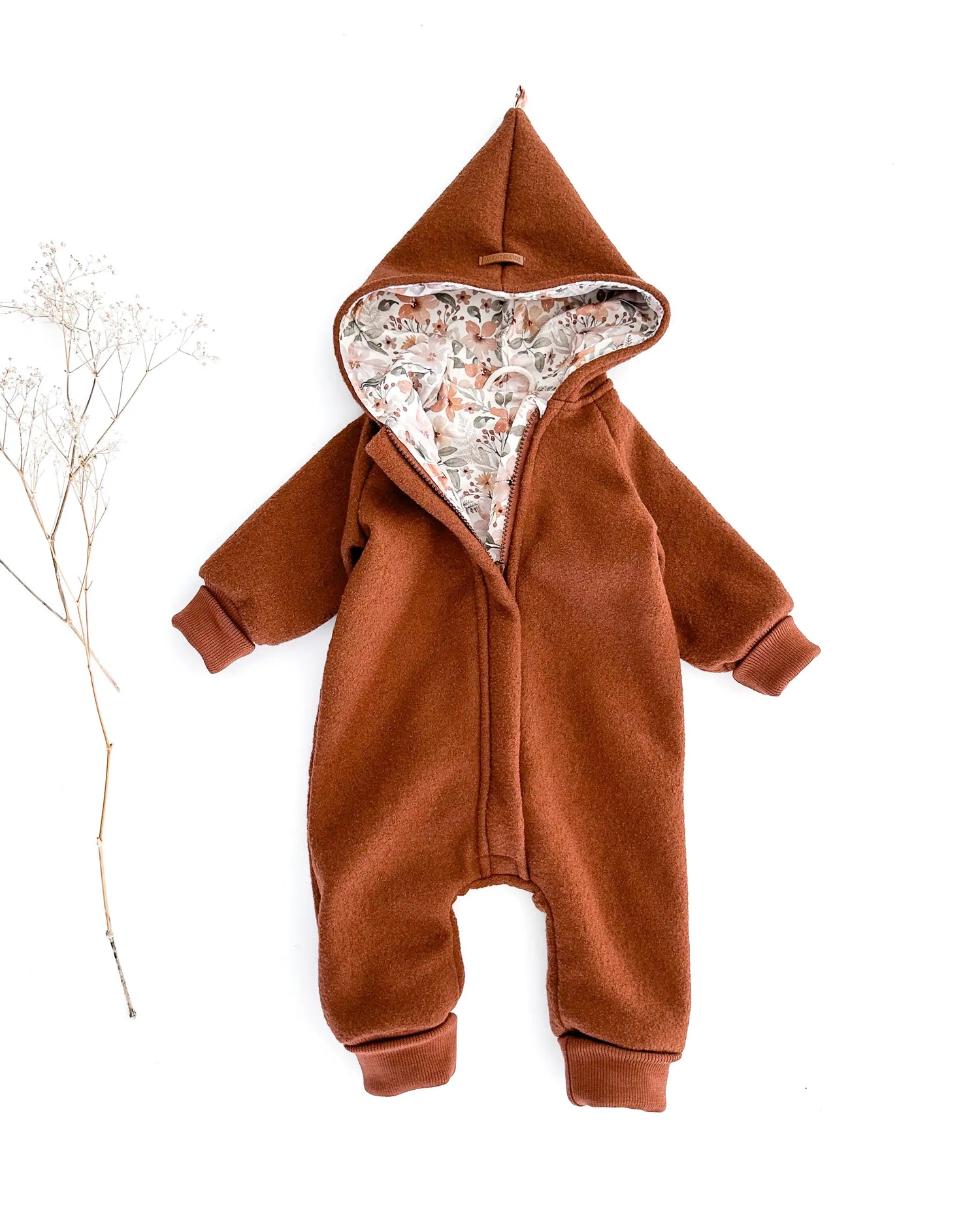 gefütterter Wollwalkoverall für Kinder und Babys mit Reißverschluss und Kinnschutz aus 100% Schurwolle. Unser einzigartiger Bestseller aus Wollwalk - mit Wollbündchen und Merino Wolljersey oder Bio Jersey gefüttert