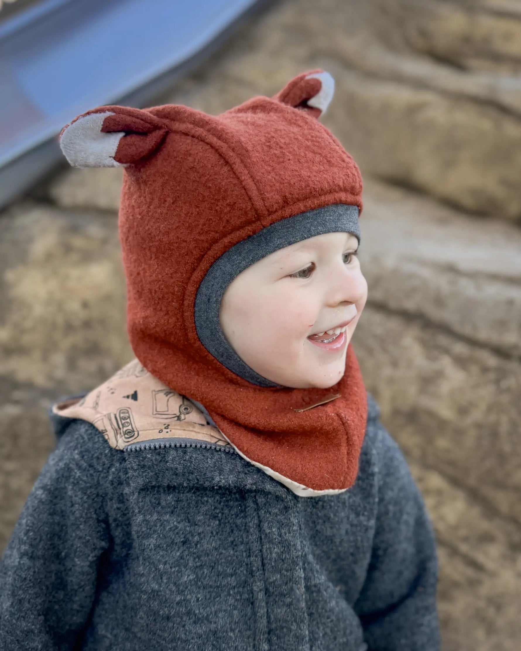 Kinder Wintermütze mit Fuchs Ohren aus Schurwolle, ideal für die Kita, denn sie schützt Nacken und Hals ohne zusätzlichen Schal