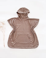 Atmungsaktiver Badeponcho ohne Beschichtung mit hohem natürlichem Sonnenschutz für Kinder und Babys in der Farbe Sand – perfekt für Sommer und Urlaub