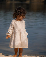 Langarm Leinenkleid für Babys und Kinder aus 100% Leinen, weich und atmungsaktiv, perfekt als Sommerkleid für natürlichen Sonnenschutz und für alle Jahreszeiten.