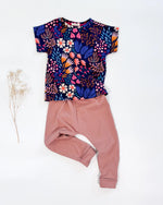 Handgemachte Baby und Kinder Shirt und Leggings aus Baumwolljersey, das durch seinen bequemen Schnitt über mehrere Größen mitwächst.