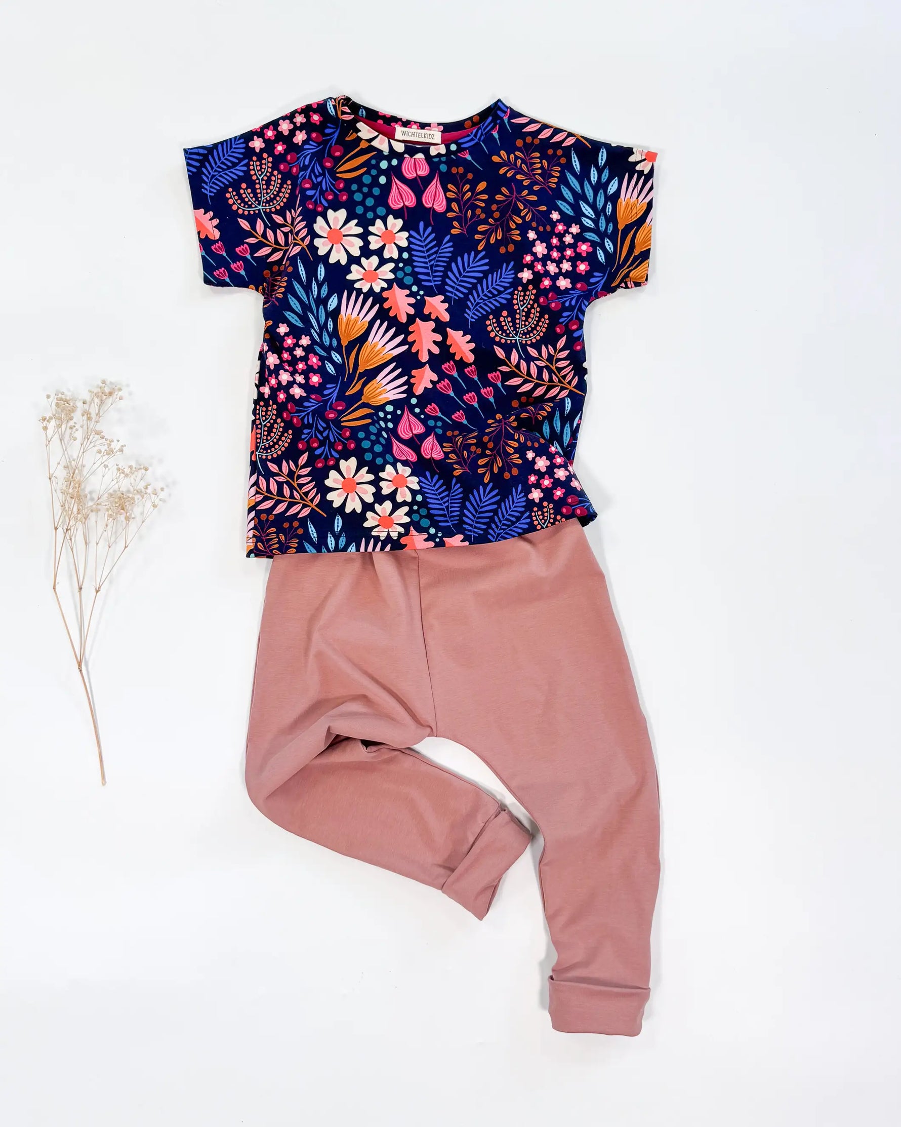 Handgemachte Baby und Kinder Shirt und Leggings aus Baumwolljersey, das durch seinen bequemen Schnitt über mehrere Größen mitwächst.