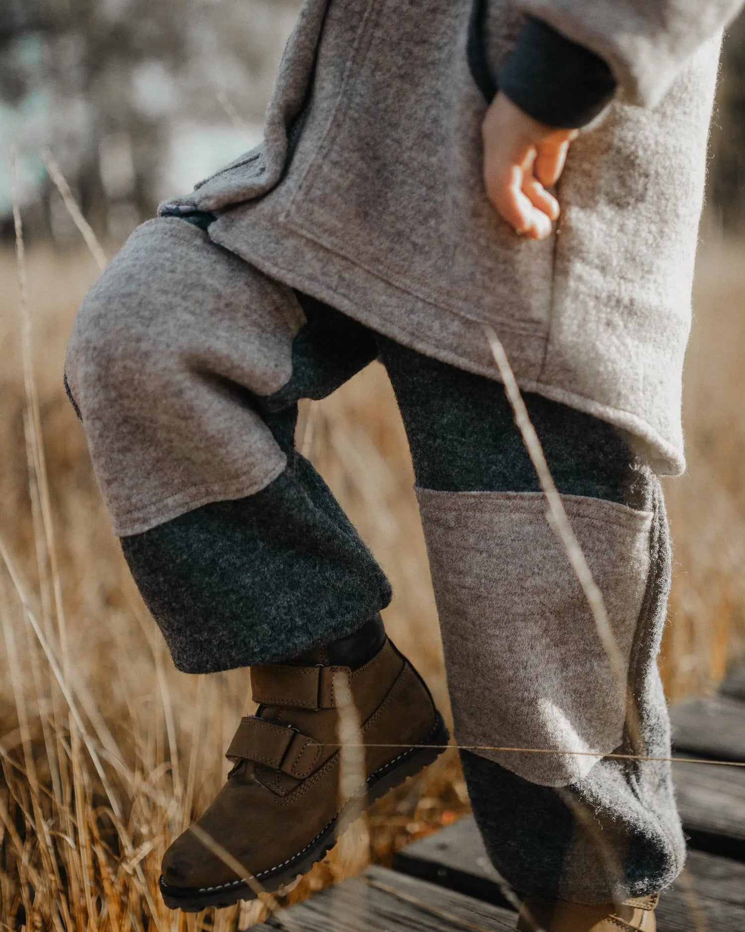 Robuste Kinder Outdoorhose aus Wollwalk, wasserabweisend und warm, perfekt für Herbst, Winter und Frühling