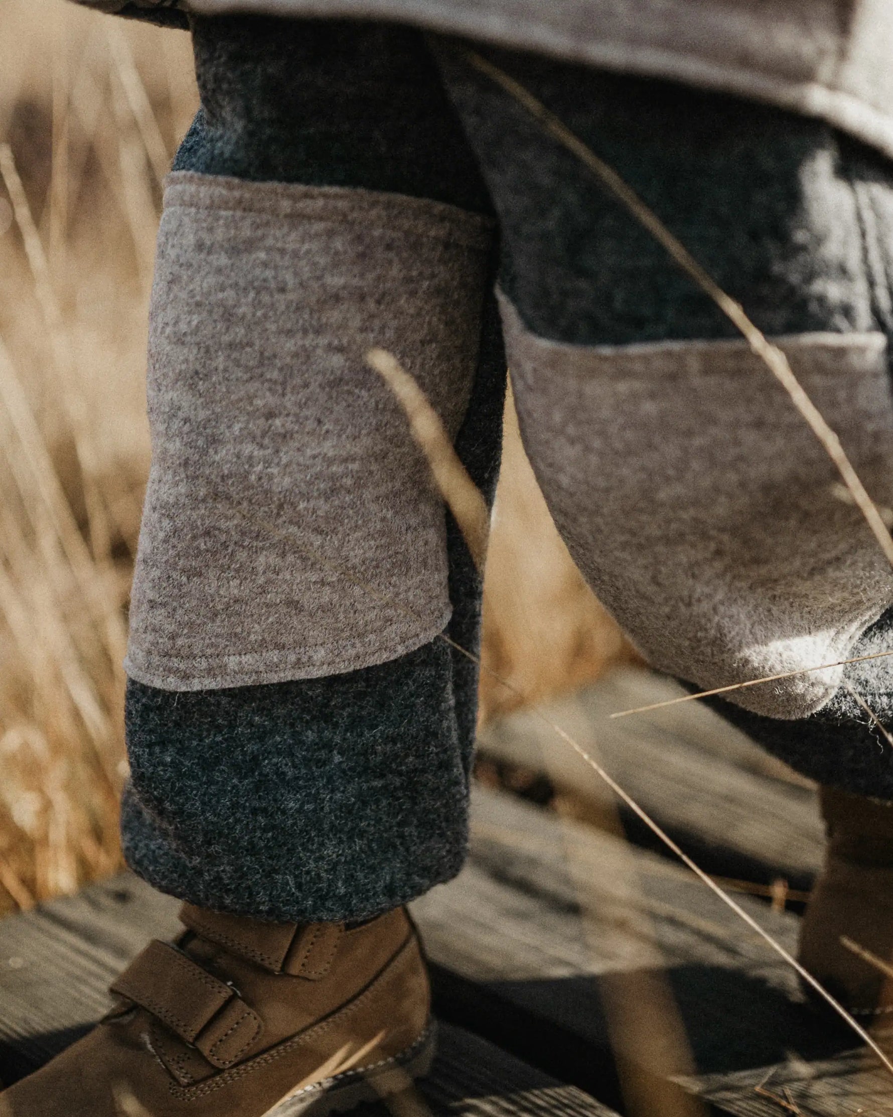 Nachhaltige Walkhose aus Schurwolle für Kinder, handgemacht und langlebig, geeignet für Spielen draußen bei jedem Wetter.