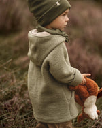 Junge mit Wichtelkidz Merino Wollfleecejacke in Salbei in Wald und Natur mit Merino Beanie