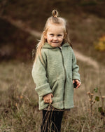 Fleecejacke für Kinder aus Bio Wollfleece. Die weiche Herbstjacke mit temperaturausgleichender WIrkung