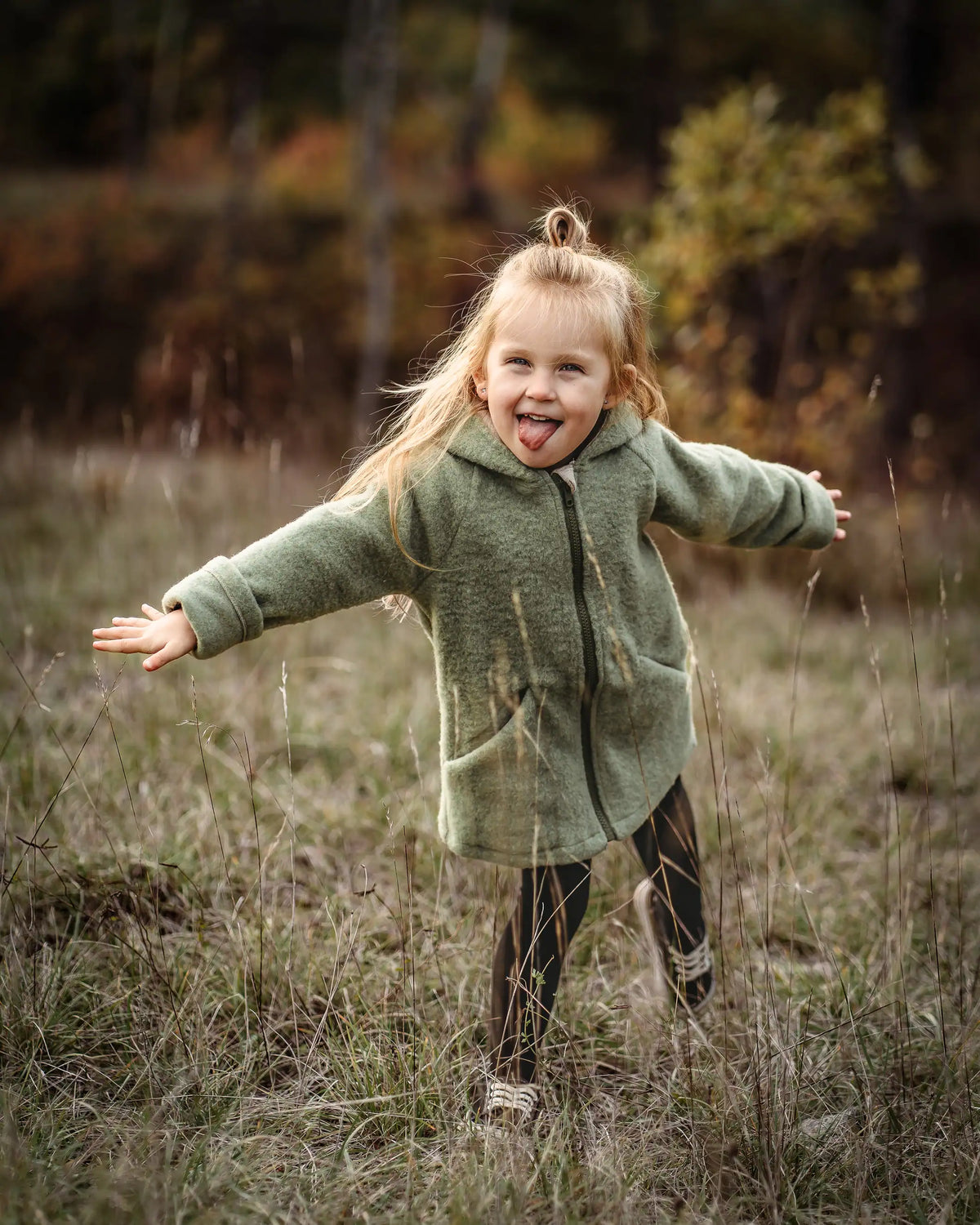 Kuschelige Wollfleece Jacke für Kinder aus Bio Schurwolle, ideal für draußen spielen, Spaziergänge und als temperaturausgleichende Übergangsjacke