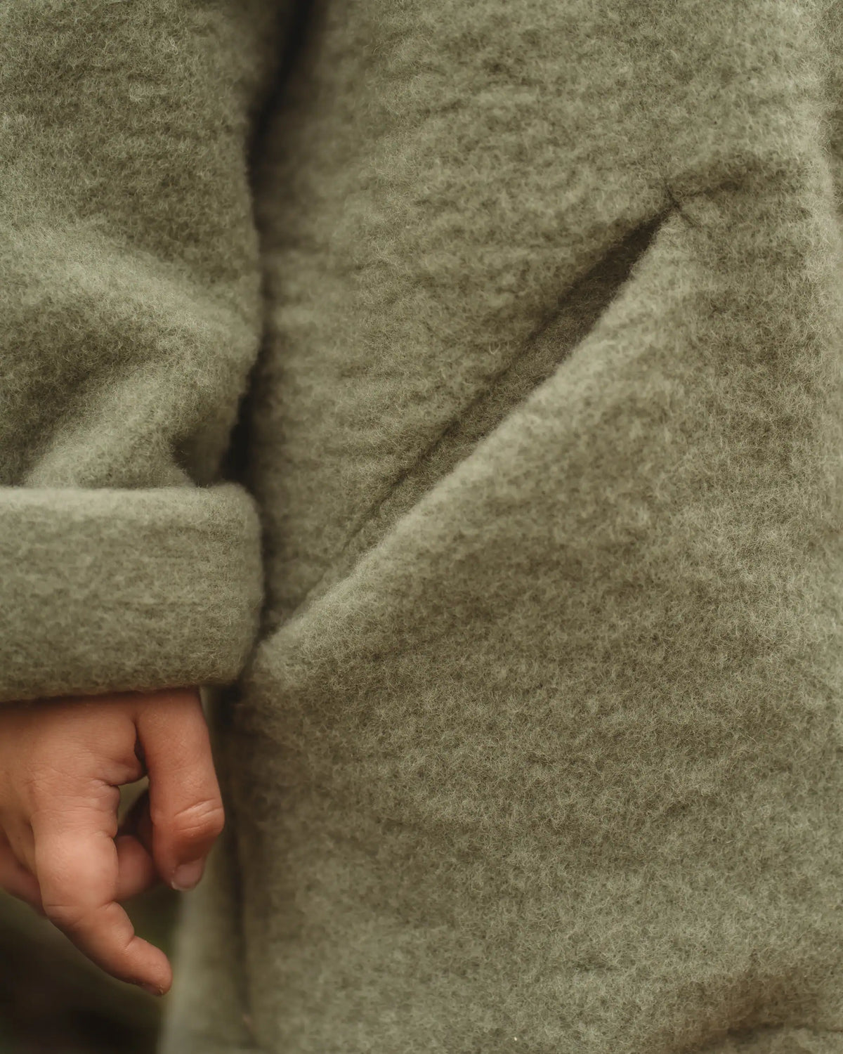 Wollfleece Jacke für Kinder aus Bio Schurwolle mit großen Taschen für Spielplatz und Alltag