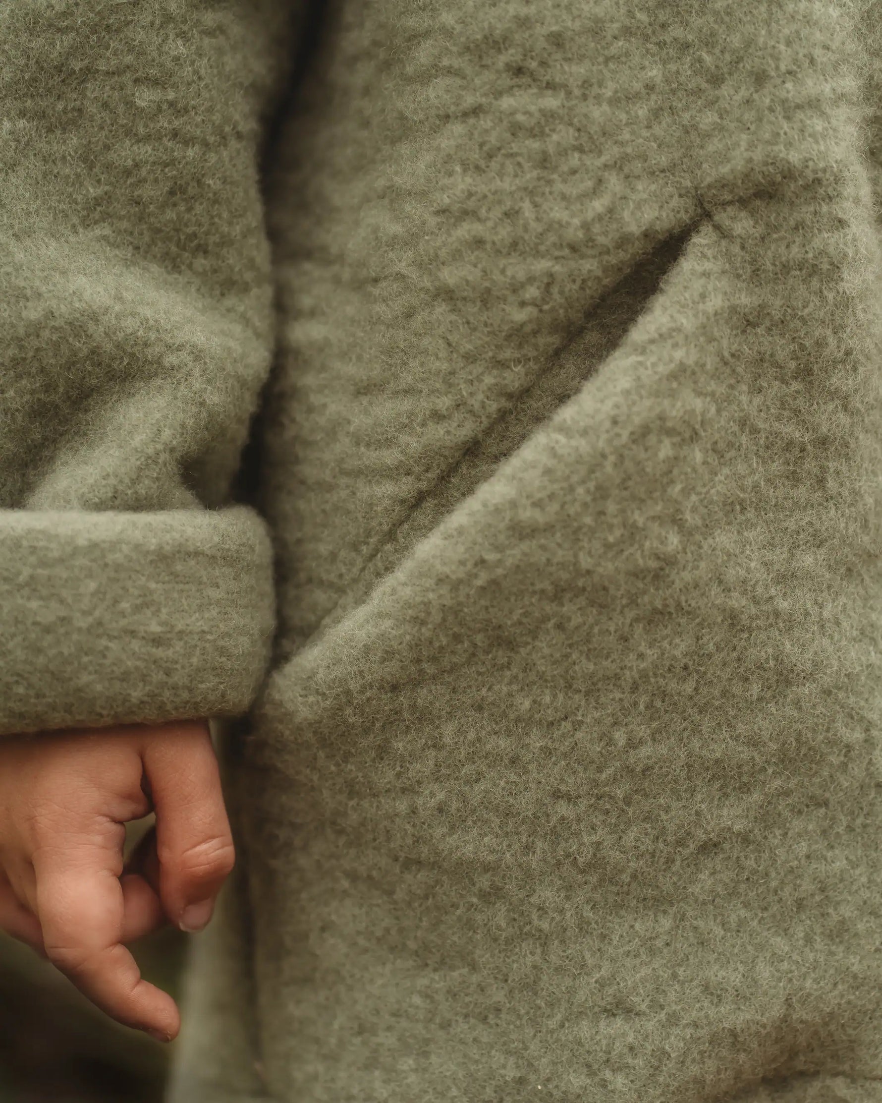 Wollfleece Jacke für Kinder aus Bio Schurwolle mit großen Taschen für Spielplatz und Alltag
