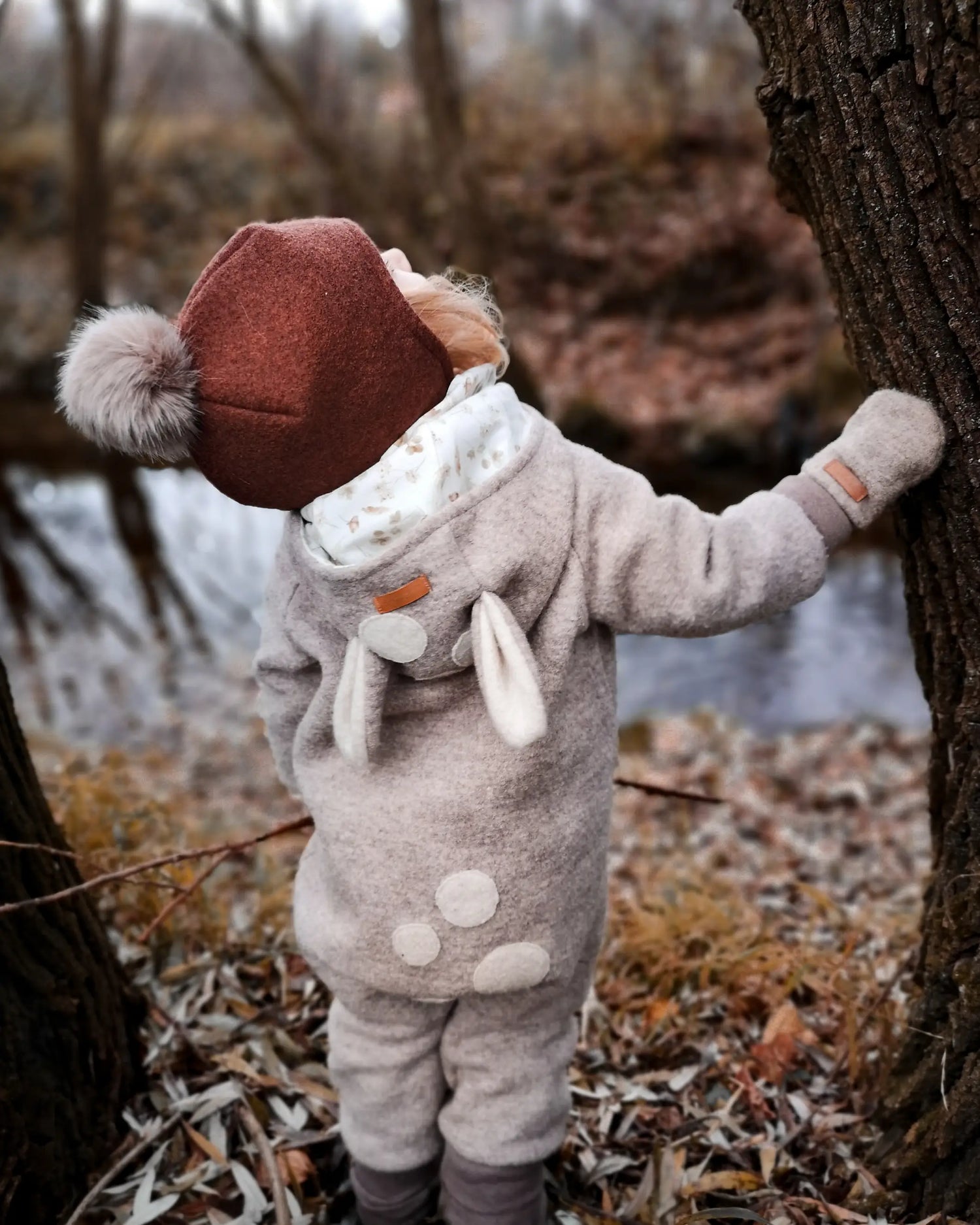 Nachhaltige Kinder Wollmütze aus Wollwalk mit Bindebändern, temperaturregulierend und perfekt für draußen spielen
