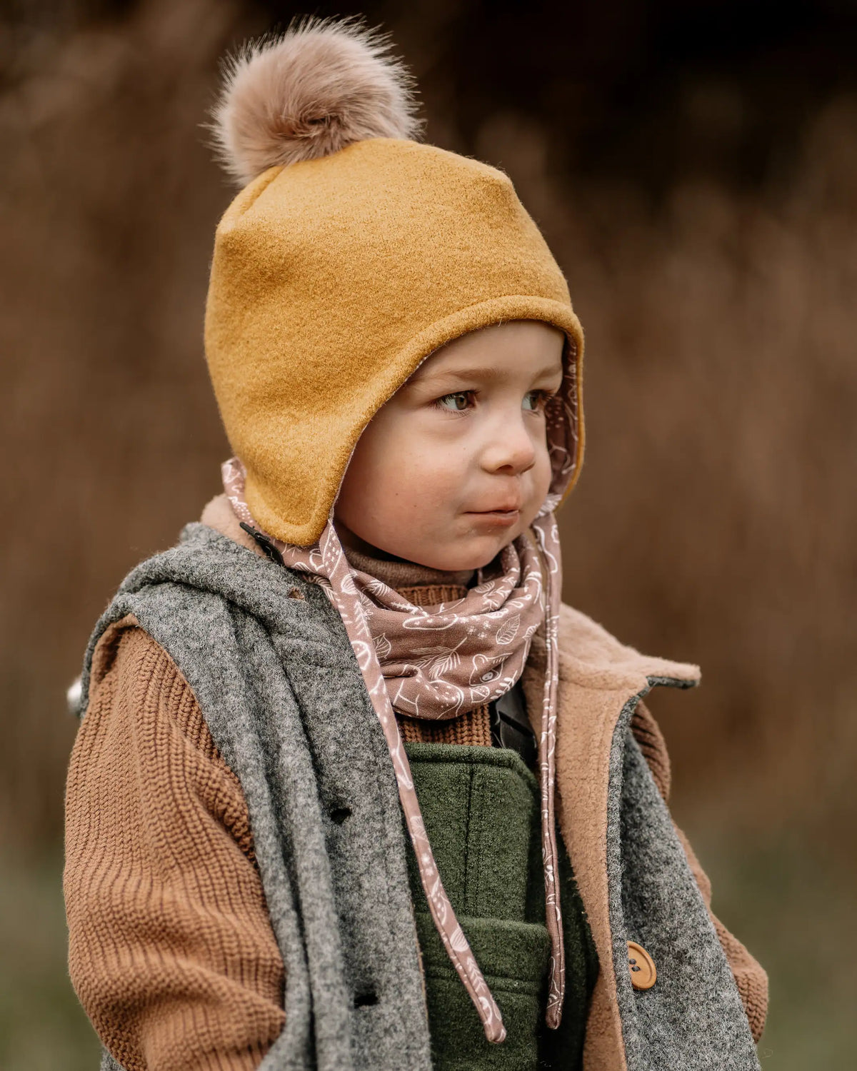Kinder Wollwalk Outfit Weste mit Holzknöpfen , Walklatzhose und Walkmütze Bommelmütze