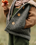 Detailaufnahme von Wollwalk Weste mit Steinnuss Knöpfen, handgemachte Baby und Kinderkleidung aus natürlichen Materialien