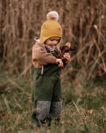 Kleinkind in warmer Wollwalk Latzhose draußen, atmungsaktive und wetterfeste Kleidung für Herbst und Winter