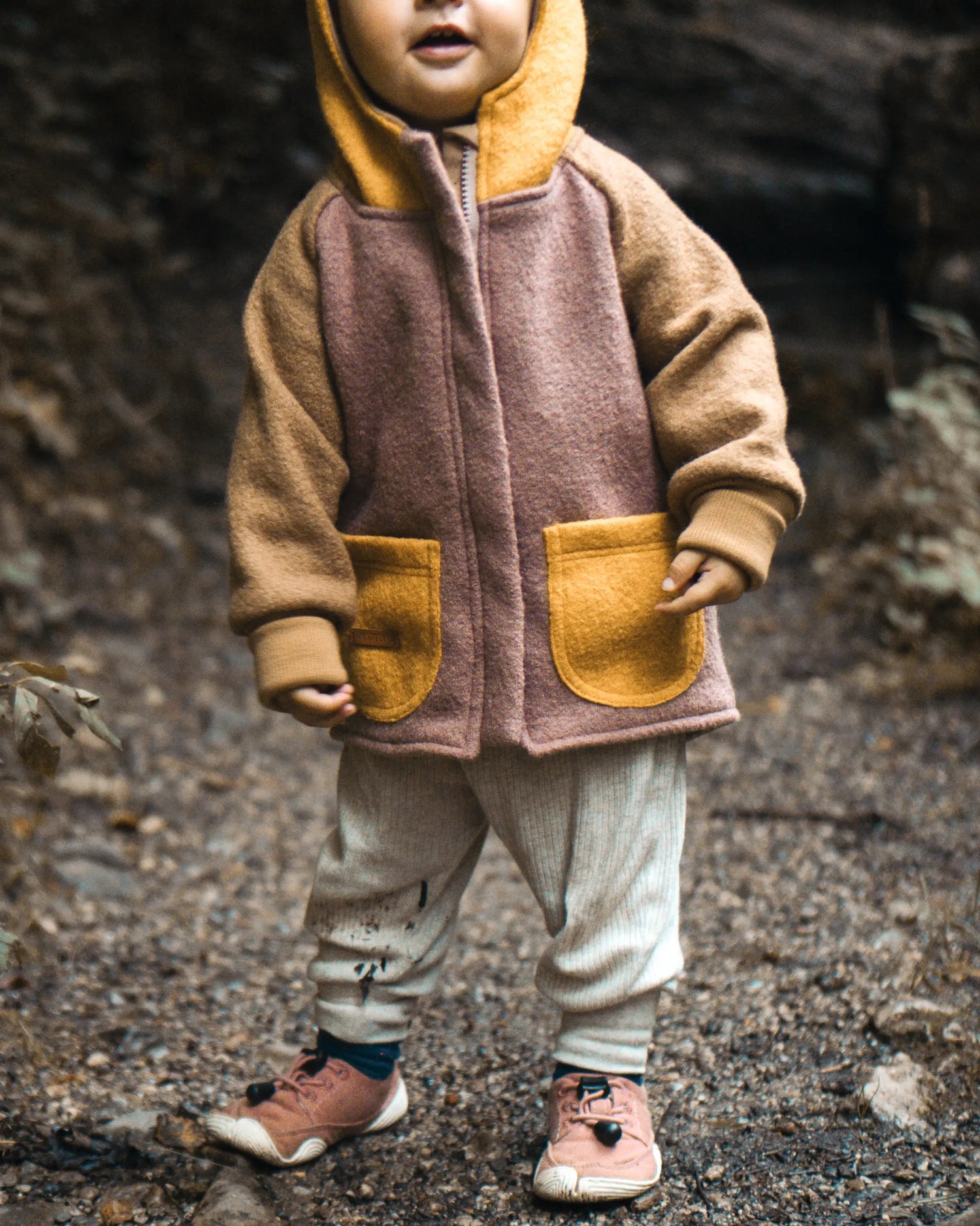 Bunte Kinder Wollwalkjacke mit Kapuze, verdecktem Reißverschluss und Merinowollbündchen, ideal für Spielplatz und Alltag.