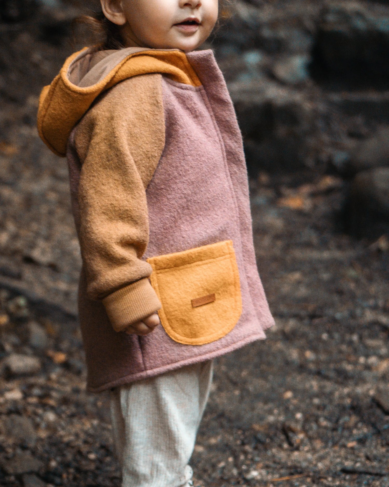 Colorblock Walkjacke für Kinder aus Wollwalk, gefüttert mit Bio-Baumwolle, warm und temperaturausgleichend für Herbst und Winter.