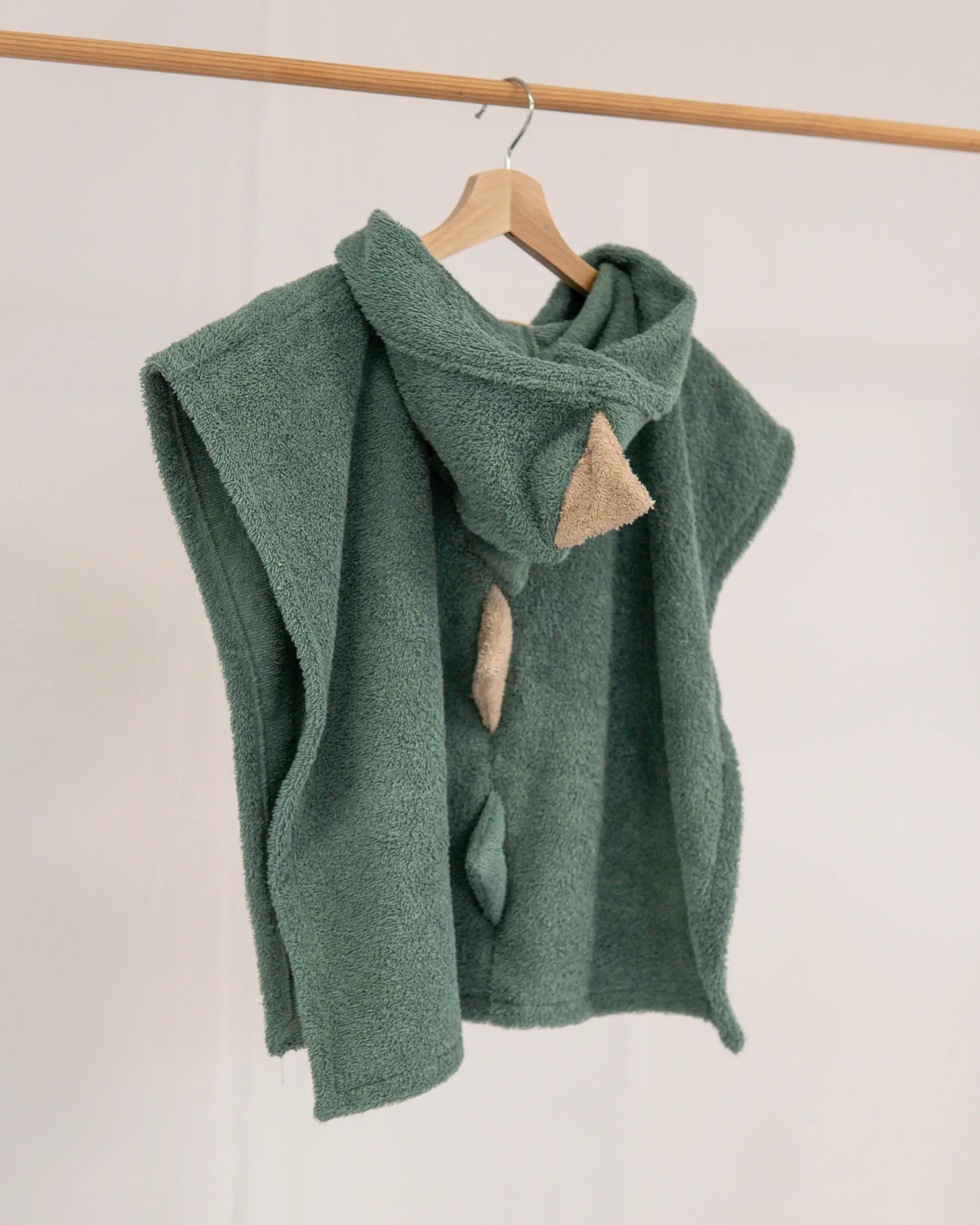 Kinder-Badeponcho aus Baumwoll-Frottee im Dino-Design mit Kapuze, Dinozacken und Bauchtasche – saugfähig, weich und ideal zum schnellen Abtrocknen nach Badewanne, Strand oder Schwimmbad