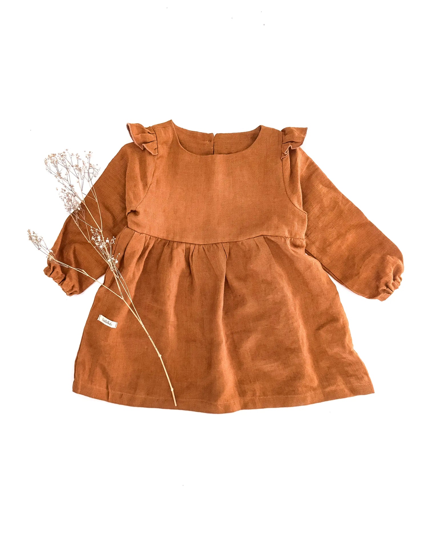 Wichtelkidz baby und Kinder Kleid aus 100% weichem Leinen. Handgemachtes Leinenkleid mit langen Ärmeln für Frühling, Sommer, Herbst und Winter. Langärmlige Leinenkleider für Mädchen, nachhaltig, regional und fair produziert. Ein Kleid das sich perfekt als Outfit für Taufe, Geburtstag, Hochzeit, Weihnachten und andere festliche Anlässe eignet.