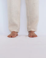 moderne, lange Herren Leinenhose mit klarer Silhouette, atmungsaktivem Leinen. Bodenlang zum Hochkrempeln bzw Umschlagen