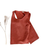 zeitloses Damen Tank Top aus hochwertigem und weichem 100% gewaschenem Leinen. Schlicht, Lässig und alltagstauglich. Das ärmellose Leinen Top für Damen ist in vielen verschiedenen Farben erhältlich und besteht aus nachhaltigem europäischem Leinen. Fair, atmungsaktiv, Antibakteriell,  bequem und ideal für heiße Sommertage.