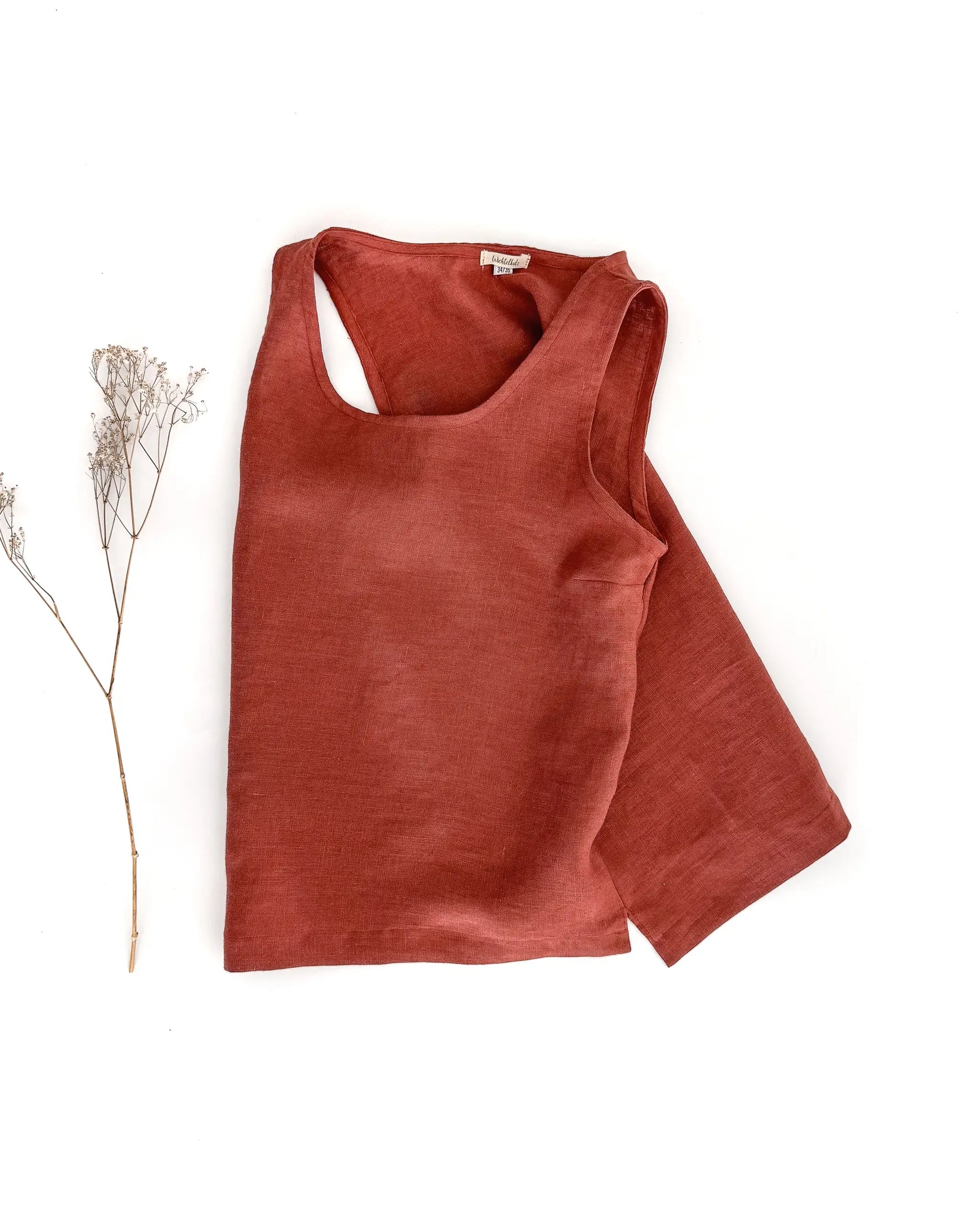 zeitloses Damen Tank Top aus hochwertigem und weichem 100% gewaschenem Leinen. Schlicht, Lässig und alltagstauglich. Das ärmellose Leinen Top für Damen ist in vielen verschiedenen Farben erhältlich und besteht aus nachhaltigem europäischem Leinen. Fair, atmungsaktiv, Antibakteriell,  bequem und ideal für heiße Sommertage.