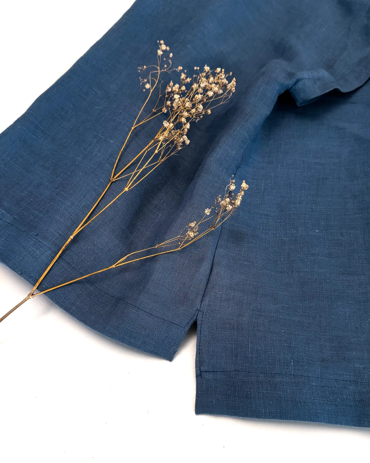 Leinen Shirt mit kurzen Ärmeln und Seitenschlitz, handgemacht aus hochwertigem Leinenstoff, vielseitig kombinierbar für Alltag und Freizeit