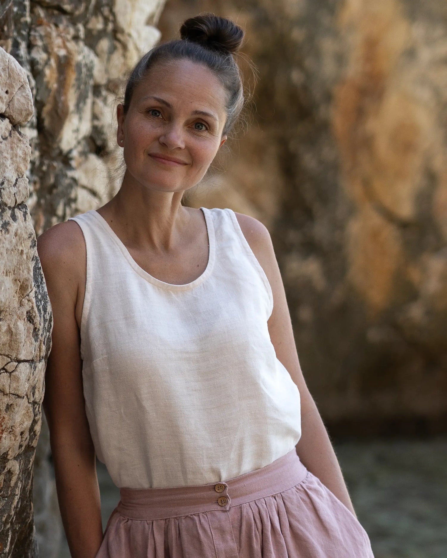 zeitloses Frauen Sommer Top aus hochwertigem und weichem 100% gewaschenem Leinen. Schlicht, Lässig und alltagstauglich. Das ärmellose Leinen Top ist atmungsaktiv, Antibakteriell,  bequem und ideal für heiße Sommertage.