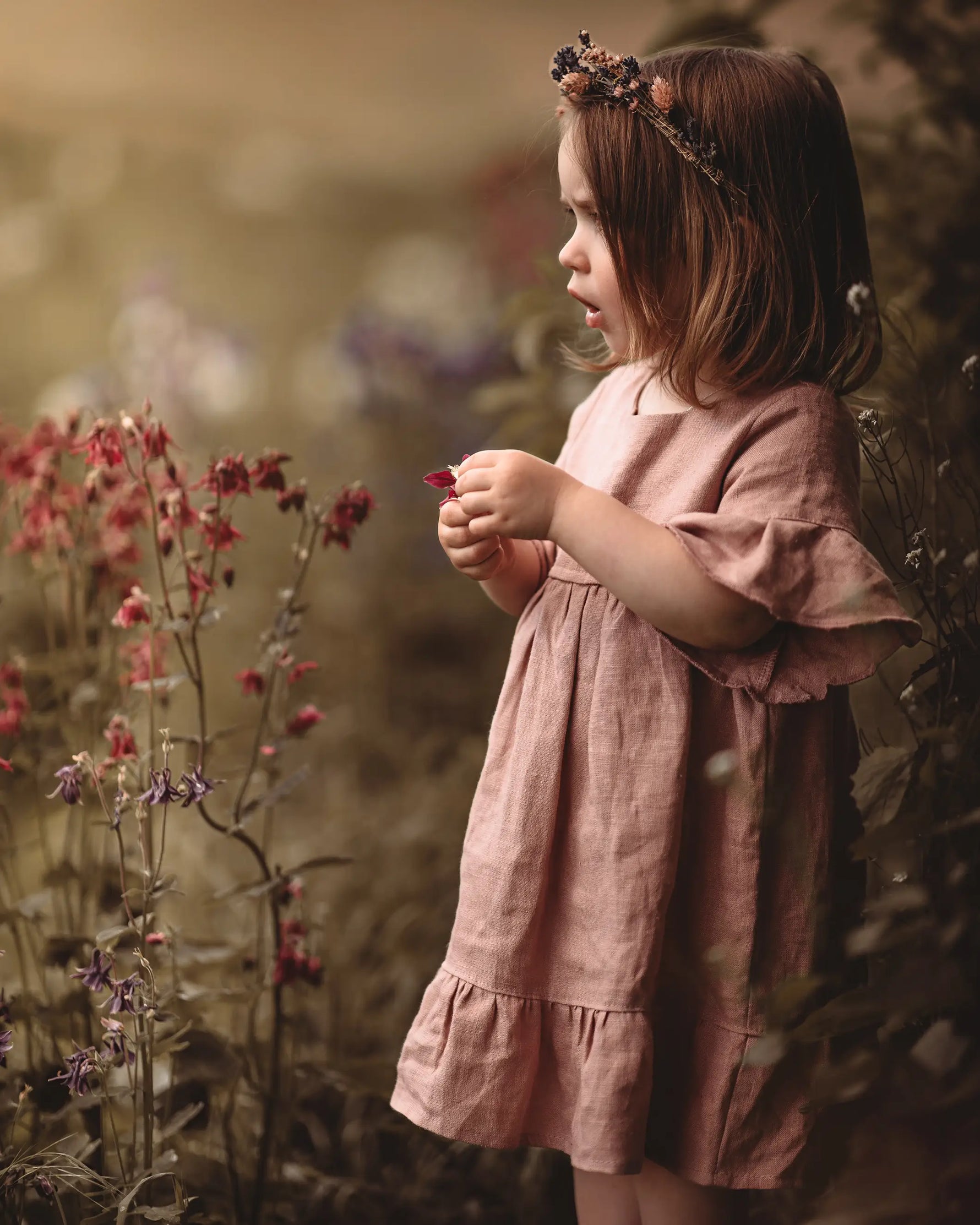 Sommerkleid Mädchen aus Leinen Boho Stil, weich und nachhaltig, ideal zum Drehen, Tanzen und Spielen. Das perfekte Kleid für Blumenmädchen auf einer Hochzeit oder als Outfit für die Einschulung oder ein Familien-Fotoshooting
