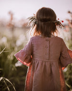 Wichtelkidz baby und Kinder Kleid aus 100% weichem Leinen. Leichtes und luftiges Volantkleid für den Sommer. Unser individuell angefertigtes Kleid mit Volants ist ideal für festliche Anlässe wie eine Taufe, Geburtstag, Hochzeit, als Kleid für ein Blumenmädchen oder die Einschulung. Etwas ganz besonderes eben - unsere Handgemachten Leinenkleider für Mädchen, nachhaltig, regional und fair in Bayern angefertigt.