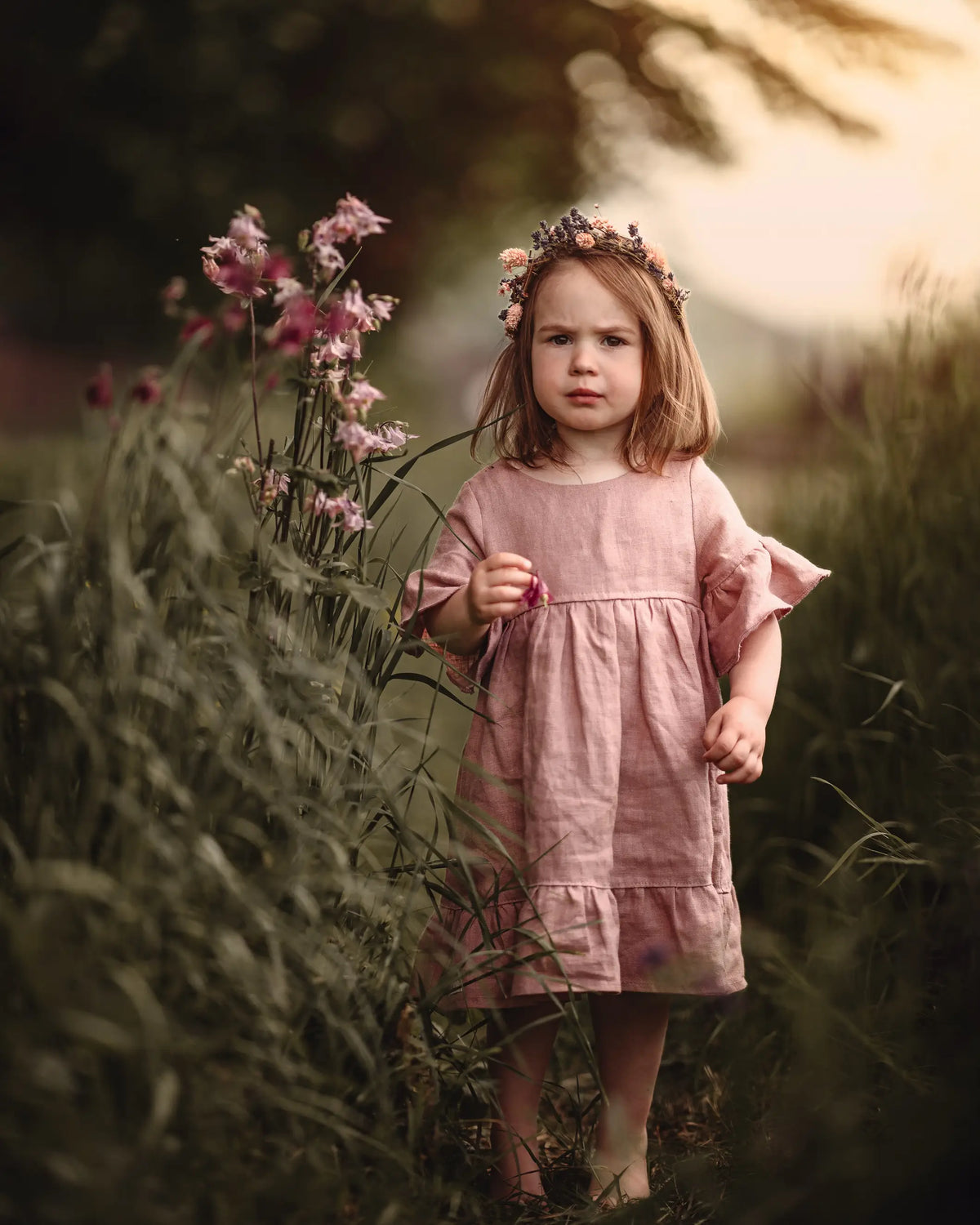 Sommerkleid Mädchen aus Leinen Boho Stil, weich und nachhaltig, ideal zum Drehen, Tanzen und Spielen. Das perfekte Kleid für Blumenmädchen auf einer Hochzeit oder als Outfit für die Einschulung oder ein Familien-Fotoshooting