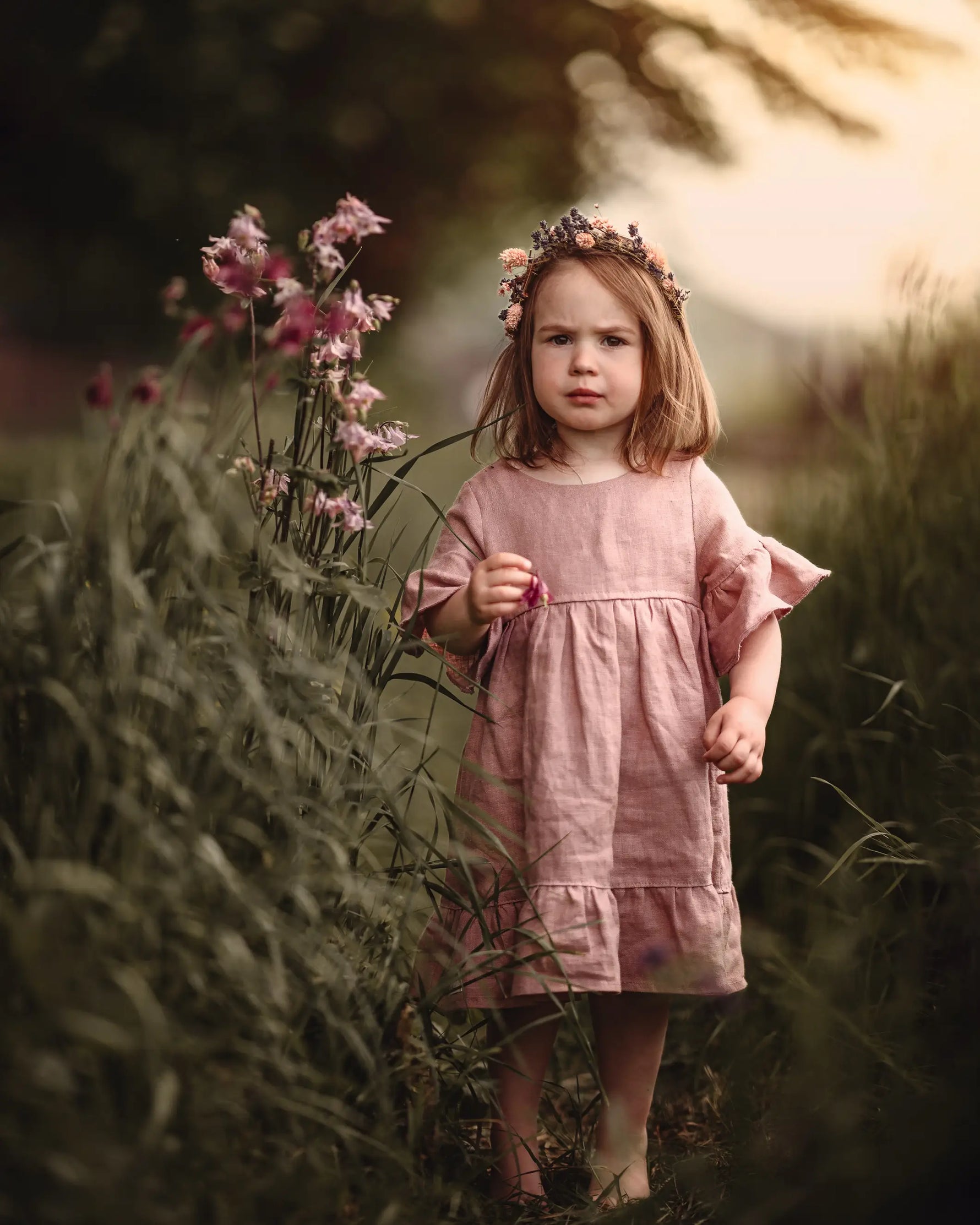Sommerkleid Mädchen aus Leinen Boho Stil, weich und nachhaltig, ideal zum Drehen, Tanzen und Spielen. Das perfekte Kleid für Blumenmädchen auf einer Hochzeit oder als Outfit für die Einschulung oder ein Familien-Fotoshooting
