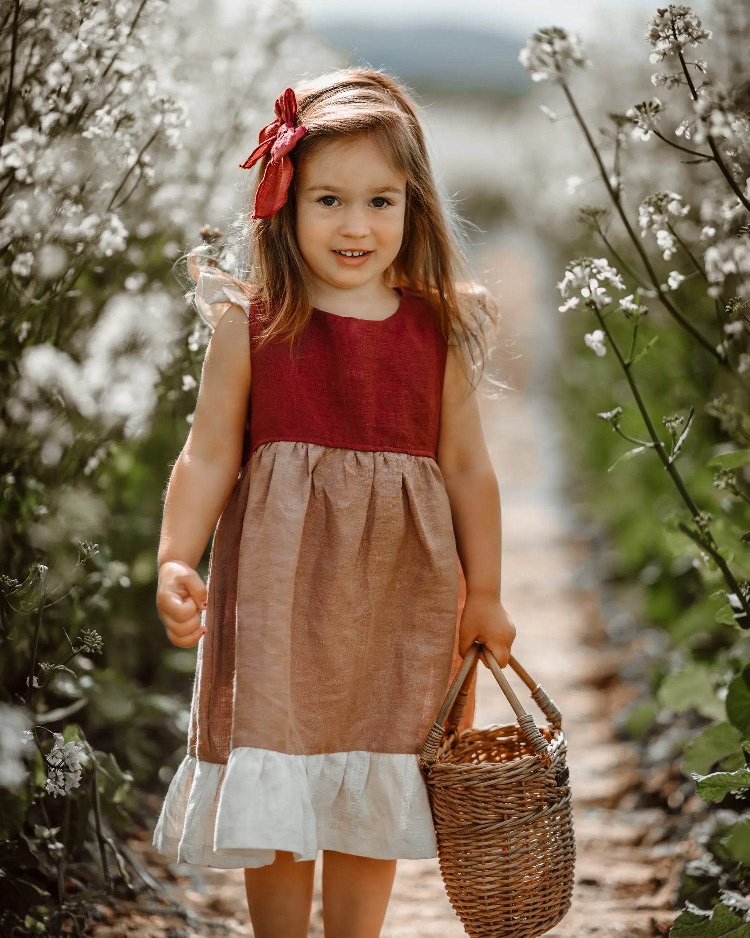 Wichtelkidz baby und Kinder Kleid aus 100% weichem Leinen. Leichtes und luftiges Leinenkleid für den Sommer. Unser individuell angefertigtes Kleid mit Rüschen ist ideal für festliche Anlässe wie eine Taufe, Geburtstag, Hochzeit, als Kleid für ein Blumenmädchen oder die Einschulung. 