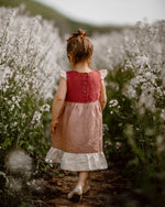 Stufenkleid / Leinenkleid für den Sommer im Corourblock Stil. Unser individuell angefertigtes Kleid mit Rüschen ist ideal für festliche Anlässe wie eine Taufe, Geburtstag, Hochzeit, als Kleid für ein Blumenmädchen oder die Einschulung.  Unsere Handgemachten Leinenkleider für Mädchen sind nachhaltig, regional und fair in Bayern angefertigt.