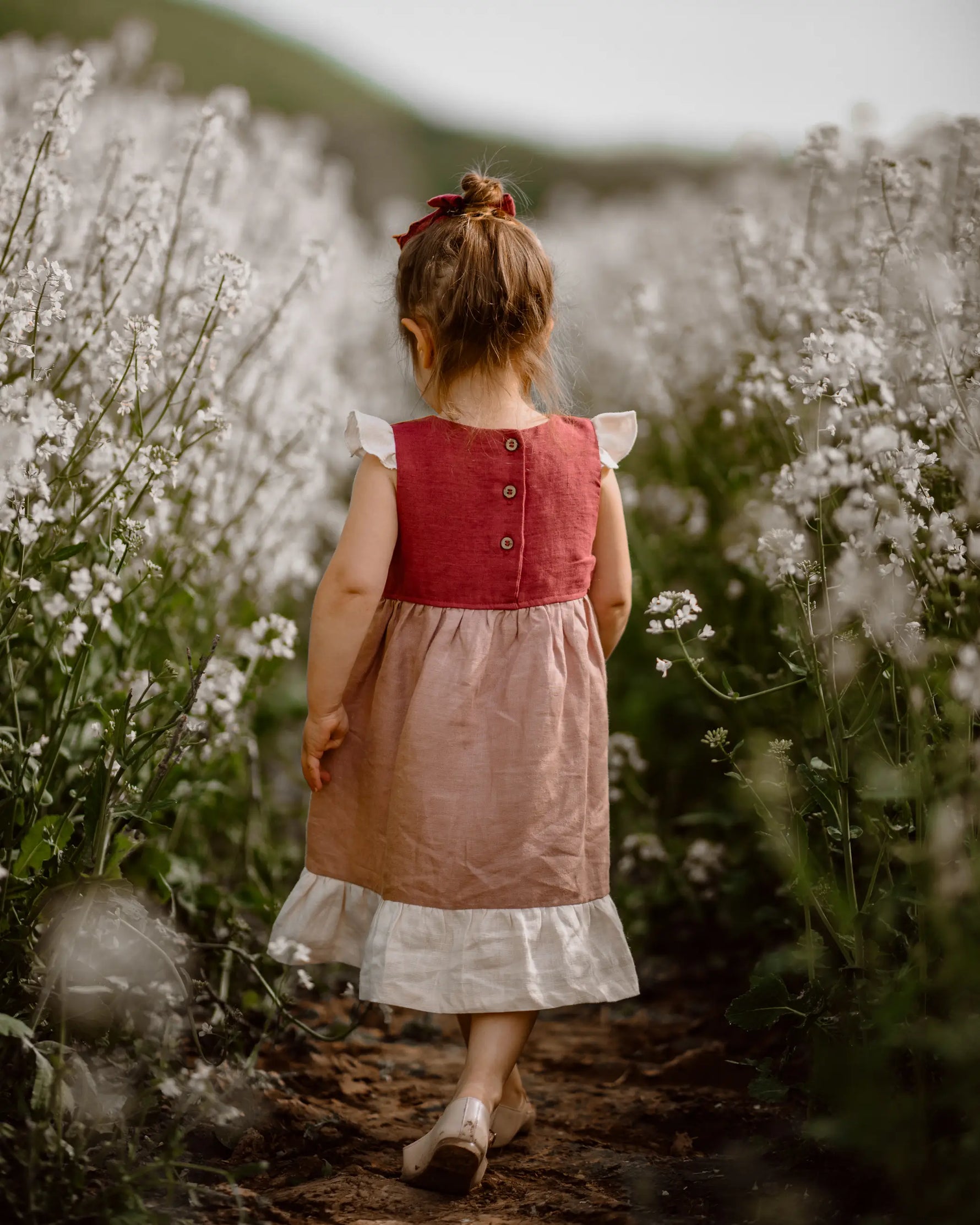 Stufenkleid / Leinenkleid für den Sommer im Corourblock Stil. Unser individuell angefertigtes Kleid mit Rüschen ist ideal für festliche Anlässe wie eine Taufe, Geburtstag, Hochzeit, als Kleid für ein Blumenmädchen oder die Einschulung.  Unsere Handgemachten Leinenkleider für Mädchen sind nachhaltig, regional und fair in Bayern angefertigt.