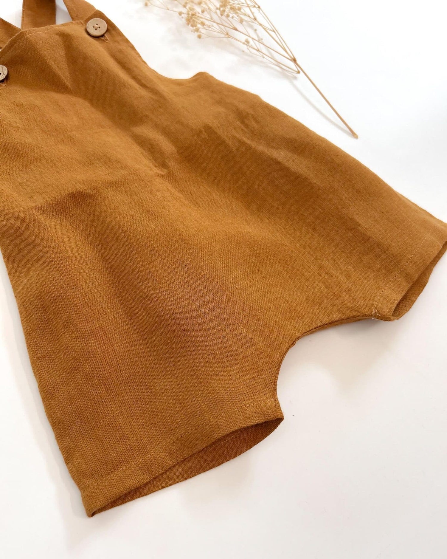 Sofortkauf: kurze Leinen Latzhose/ Salopette in Zimt, Gr. 74/80